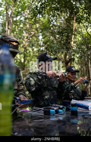 Royal Thai Armed Forces SM1 Woravit Janpum, un étudiant en élimination d'explosifs du Centre d'action antimines de Thaïlande avec l'unité d'action antimines humanitaire 3, construit des charges de forme improvisée lors d'un cours de niveau 3 de l'EOD de l'HMA à la zone d'entraînement de ROI de Ta Mor dans la province de Surin, en Thaïlande, le 28 juillet 2022. La Royal Thai et les Forces armées américaines travaillent ensemble pour former les étudiants de l’ACGA au niveau 3 de la fin de la journée afin de développer une capacité de la fin de la journée pour aider l’ACGA à se libérer des mines terrestres. Ce partenariat est aligné avec les États-Unis Le Programme d’action humanitaire contre les mines du ministère de la Défense, qui aide les pays partenaires à affec Banque D'Images