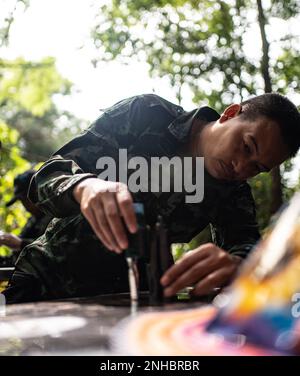 Forces armées royales thaïlandaises SM1 Sarawut Saiyud, un étudiant en élimination d'explosifs du Centre d'action antimines de Thaïlande, avec l'unité d'action antimines humanitaire 4, construit des charges improvisées lors d'un cours de niveau 3 de l'EOD de l'HMA dans la zone d'entraînement du Roi de Ta Mor dans la province de Surin, Thaïlande, le 28 juillet 2022. La Royal Thai et les Forces armées américaines travaillent ensemble pour former les étudiants de l’ACGA au niveau 3 de la fin de la journée afin de développer une capacité de la fin de la journée pour aider l’ACGA à se libérer des mines terrestres. Ce partenariat est aligné avec les États-Unis Le Programme d’action humanitaire contre les mines du ministère de la Défense, qui aide les pays partenaires à affec Banque D'Images