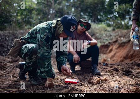 Forces armées royales thaïlandaises SM1 Pichai Pangot, un étudiant en élimination d'explosifs du Centre d'action antimines de Thaïlande, avec l'unité d'action antimines humanitaire TMAC, prépare un système d'initiation lors d'un cours de niveau 3 de l'EOD de l'HMA à la zone d'entraînement de la région du Roi de Ta Mor dans la province de Surin, Thaïlande, le 28 juillet 2022. La Royal Thai et les Forces armées américaines travaillent ensemble pour former les étudiants de l’ACGA au niveau 3 de la fin de la journée afin de développer une capacité de la fin de la journée pour aider l’ACGA à se libérer des mines terrestres. Ce partenariat est aligné avec les États-Unis Le Programme d’action humanitaire contre les mines du ministère de la Défense, qui aide les pays partenaires à toucher Banque D'Images