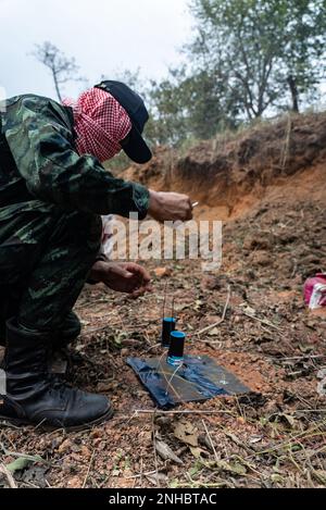 Forces armées royales thaïlandaises SM1 Yingyong Tilarak, un étudiant en élimination d'explosifs du Centre d'action antimines de Thaïlande, avec l'unité d'action antimines humanitaire 1, se lance dans une charge façonnée lors d'un cours de niveau 3 de l'EOD de l'HMA à la zone d'entraînement du Roi de Ta Mor dans la province de Surin, en Thaïlande, le 28 juillet 2022. La Royal Thai et les Forces armées américaines travaillent ensemble pour former les étudiants de l’ACGA au niveau 3 de la fin de la journée afin de développer une capacité de la fin de la journée pour aider l’ACGA à se libérer des mines terrestres. Ce partenariat est aligné avec les États-Unis Le Programme d’action humanitaire contre les mines du ministère de la Défense, qui aide les pays touchés en partenariat Banque D'Images