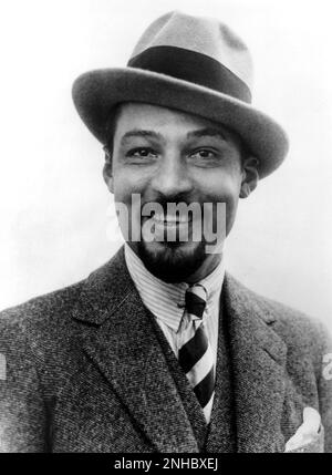 1925 , Etats-Unis : l'acteur de cinéma écran silencieux RUDOLPH VALENTINO ( né Rodolfo Guglielmi , 1895 - 1926 ) revient d'un voyage en Europe avec une barbe à l'image d'un portrait du peintre El Greco au musée El Prado à Madrid. Valentino désir de jouer le rôle d'El CID au film dans LE HOODED Falcon mais ce film n'a jamais rejoué . - CINÉMA MUTO - RODOLFO - attore camografico - AMANT LATIN - italoamericano - italo-americano - italo-americano - émigrant - emigrante - italo-américain - portrait - ritratto - cravate - cravatta - pochette - fazzoletto taschino - collier - collier de colletto - magnétisco guarsinco Banque D'Images