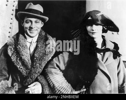 1925 , USA : l'acteur de cinéma sur écran silencieux RUDOLPH VALENTINO ( né Rodolfo Guglielmi , 1895 - 1926 ) Avec 2nd femme NATASHA RAMBOVA départ en Europe de New York - CINÉMA MUTO - Natascia - attore camografico - LATIN AMANT - RODOLFO - italioamericano - italo americano - italo-americano - emigrante - italo-américain - portrait - ritratto - cravate - cravatta - fazzolette Taschino - col - colletto - sguardo magnético - chapeau - cappello - fourrure - pelliccia - cappoto di pelle - cuir manteau - sourire - sorriso - MODE - ANNI VENTI - 20's - '20 --- Archivio GBB Banque D'Images