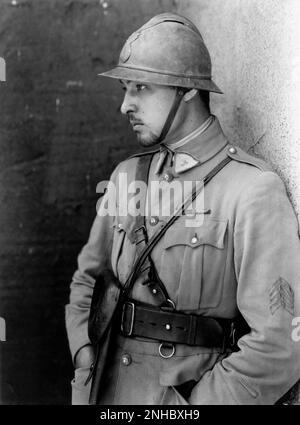 1921 , Etats-Unis : l'acteur de cinéma sur écran silencieux RUDOLPH VALENTINO ( né Rodolfo Guglielmi , 1895 - 1926 ) encore pubblicavitaire pour LES QUATRE CAVALIERS DE L'APOCALYPSE par Rex Ingram , De la romaine par Blasco Ibanez - CINÉMA MUTO - RODOLFO - attore camografico - AMANT LATIN - italoamericano - italo americano - italo-americano - émigrant - emigrante - italo-américain - portrait - ritto - uniforme militaire - diuniforme militare - sguardo magnéto - casque - protrato - Profil - barbe - pizzeria - barba --- Archivio GBB Banque D'Images