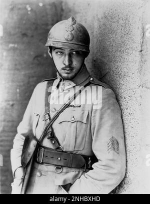 1921 , Etats-Unis : l'acteur de cinéma sur écran silencieux RUDOLPH VALENTINO ( né Rodolfo Guglielmi , 1895 - 1926 ) encore pubblicavitaire pour LES QUATRE CAVALIERS DE L'APOCALYPSE par Rex Ingram , De la romaine par Blasco Ibanez - CINÉMA MUTO - RODOLFO - attore camografico - AMANT LATIN - italoamericano - italo americano - italo-americano - émigrant - emigrante - italo-américain - portrait - ritto - uniforme militaire - diuniforme militare - sguardo magnético - casque - eltrato - Pizzeria - barba ---- Archivio GBB Banque D'Images