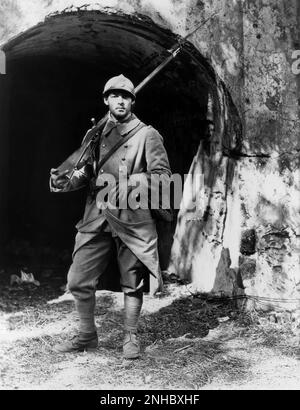 1921 , Etats-Unis : l'acteur de cinéma sur écran silencieux RUDOLPH VALENTINO ( né Rodolfo Guglielmi , 1895 - 1926 ) encore pubblicavitaire pour LES QUATRE CAVALIERS DE L'APOCALYPSE par Rex Ingram , De la romaine par Blasco Ibanez - CINÉMA MUTO - RODOLFO - attore camografico - AMANT LATIN - italoamericano - italo americano - italo-americano - émigrant - emigrante - italo-américain - portrait - ritto - uniforme militaire - diuniforme militare - sardo do magnéto - casque - elfarile - Pistolet - baionetta - barbe - pizzeria - barba --- Archivio GBB Banque D'Images