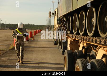 Un soldat de la Compagnie Charlie, 87th Division appui Bataillon, 3rd Division soutien Brigade, 3rd Division infanterie, inspecte M1A2 sept v2 chars Abrams de la 1st Brigade blindée équipe de combat, 3rd ID, à la zone de triage ferroviaire de fort Stewart, Géorgie, 28 juillet. Les réservoirs retournent à l'entretien au niveau du dépôt pour les mises à niveau vers le nouveau M1A2 septembre v3 avant d'être retournés aux États-Unis Les unités de l'Armée de terre dans le cadre du programme de modernisation des armures de l'Armée de terre. Banque D'Images