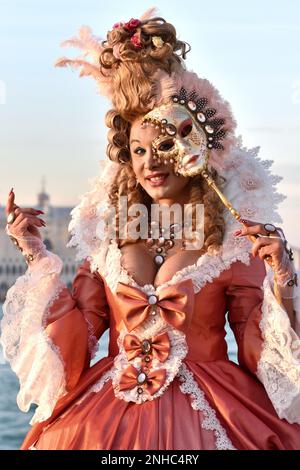 Venise, Italie. 11th févr. 2023. Les fêtards posent avec de beaux costumes et masques pendant le Carnaval de Venise 2023 à Venise, Italie, le 11 février 2023. Le Carnaval a lieu à Venise chaque année à partir de deux semaines avant le mercredi des cendres et se termine le mardi de Shrove et attire des touristes du monde entier (photo par Laura Villani/Sipa USA) Credit: SIPA USA/Alay Live News Banque D'Images