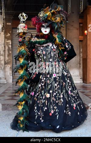 Venise, Italie. 12th févr. 2023. Les fêtards posent avec de beaux costumes et masques pendant le Carnaval de Venise 2023 à Venise, Italie, le 12 février 2023. Le Carnaval a lieu à Venise chaque année à partir de deux semaines avant le mercredi des cendres et se termine le mardi de Shrove et attire des touristes du monde entier (photo par Laura Villani/Sipa USA) Credit: SIPA USA/Alay Live News Banque D'Images