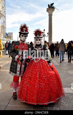 Venise, Italie. 11th févr. 2023. Les fêtards posent avec de beaux costumes et masques pendant le Carnaval de Venise 2023 à Venise, Italie, le 11 février 2023. Le Carnaval a lieu à Venise chaque année à partir de deux semaines avant le mercredi des cendres et se termine le mardi de Shrove et attire des touristes du monde entier (photo par Laura Villani/Sipa USA) Credit: SIPA USA/Alay Live News Banque D'Images