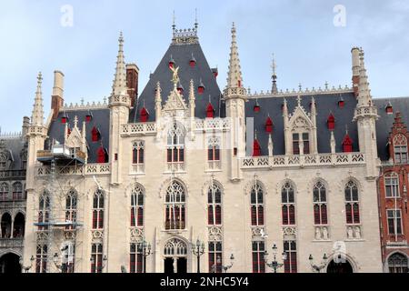 La Cour provinciale, un bâtiment néo-gothique situé sur la place principale Markt à Bruges, en Belgique. L'ancien lieu de rencontre pour le gouvernement provincial Banque D'Images