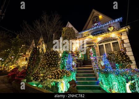 Les lumières de Noël illuminent Dyker Heights à Brooklyn, New York, sur 2022 Banque D'Images