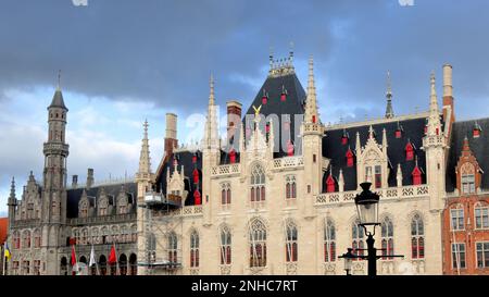 La Cour provinciale, un bâtiment néo-gothique situé sur la place principale Markt à Bruges, en Belgique. L'ancien lieu de rencontre pour le gouvernement provincial Banque D'Images