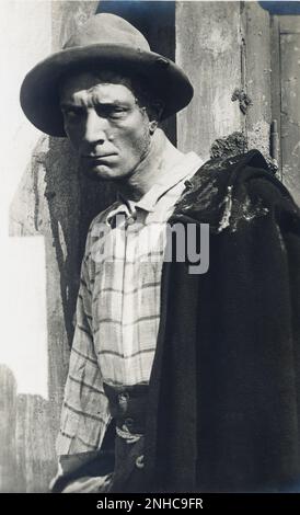 L'acteur et réalisateur italien EMILIO GHIONE ( 1879 - 1930 ) , créé en 1914 les rôles de Za la mort et de Za la vie , réalisateur du film I TOPI GRIGI ( 1917 - 1918 ) - REGISTA - CINÉMA MUTO ITALIANO - FILM - ATTORE - portrait - ritrato - chapeau - cappello - povero - pauvre --- Archivio GBB Banque D'Images