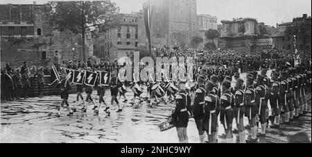 Années 1930 , Rome , Italie : le Duce BENITO MUSSOLINI participe à un défilé avec le jeune escadron allemand nazi de HITLERJUGEND fondé par Baldur Von Schirach ( 1907 - 1974 ) - ITALIA - ROMA - FASCISMO - FASCISTE - FASCISTA - NAZISMO - NAZIST - NAZI - parata - manifeste pubblica - HISTOIRE - foto storiche --- Archivio GBB Banque D'Images