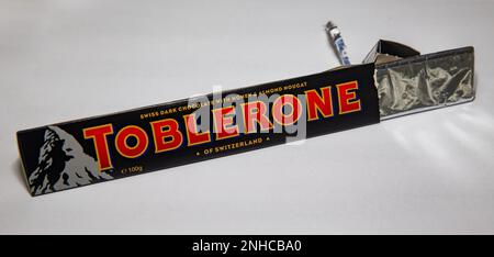 Chocolat noir toblerone traditionnel isolé dans un foyer sélectif Banque D'Images