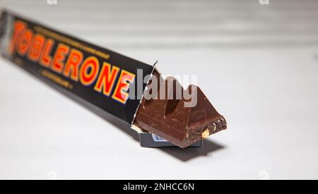 Chocolat noir toblerone traditionnel isolé dans un foyer sélectif Banque D'Images