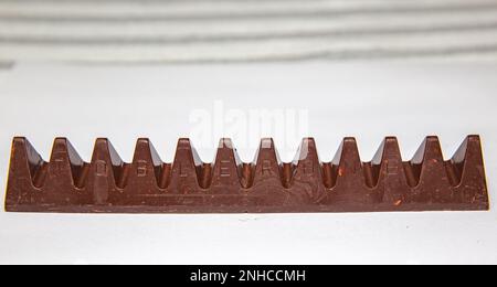 Chocolat noir toblerone traditionnel isolé dans un foyer sélectif Banque D'Images