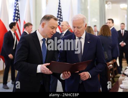 Varsovie, Pologne. 21st févr. 2023. LE président AMÉRICAIN Joe Biden (R) rencontre le président polonais Andrzej Duda au Palais présidentiel de Varsovie sur 21 février 2023. Photo de Jakub Szymczuk/KPRP/UPI crédit: UPI/Alay Live News Banque D'Images