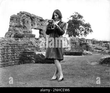 Adolescente portant un manteau en cuir 1968 PHOTO DE DAVID BAGNALL Banque D'Images