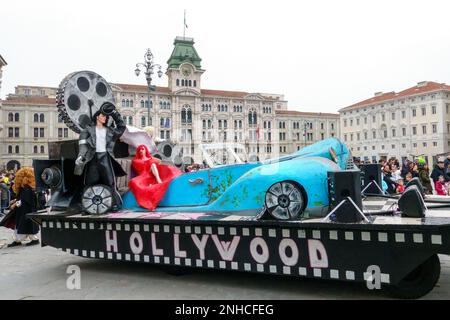 Trieste, Italie. 21st févr. 2023. Un flotteur avec des personnages hollywoodiens arrive sur la Piazza Unità d'Italia pendant que les fêtards du Carnaval prennent dans les rues de Trieste pendant le défilé Mardi gras. L'événement annuel traditionnel a eu lieu pour la première fois depuis 2019, puisqu'il a été suspendu les trois années précédentes en raison de la crise de la COVID. Credit: Enrique Shore/Alay Live News Banque D'Images