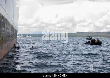 SANTA RITA, Guam (28 juillet 2022) les marins de l'unité mobile d'élimination des munitions explosives Five (EODMU5) conduisent une formation de recherche d'animaux de compagnie le long de l'USNS 2nd Lt. John P. Bobo (T-AK 3008). Banque D'Images