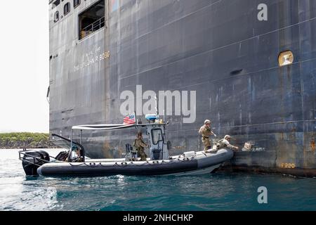 SANTA RITA, Guam (28 juillet 2022) les marins de l'unité mobile d'élimination des munitions explosives Five (EODMU5) conduisent une formation de recherche d'animaux de compagnie le long de l'USNS 2nd Lt. John P. Bobo (T-AK 3008). Banque D'Images