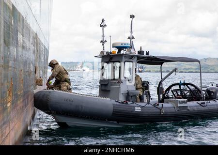 SANTA RITA, Guam (28 juillet 2022) les marins de l'unité mobile d'élimination des munitions explosives Five (EODMU5) conduisent une formation de recherche d'animaux de compagnie le long de l'USNS 2nd Lt. John P. Bobo (T-AK 3008). Banque D'Images