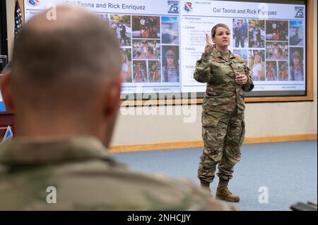 Le colonel Taona Enriquez, commandant du groupe de la base aérienne 66th, s’adresse au personnel militaire et civil lors d’un appel du commandant de l’ABG à la base aérienne Hanscom, Mass., 28 juillet. Enriquez, de même que le Sgt. Alan Weary, chef de commandement 66 de l'ABG, ont exposé leurs priorités et leurs attentes aux membres de l'effectif au cours de la session. Banque D'Images