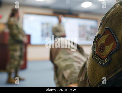 Les membres du Groupe de la base aérienne 66th écoutent en tant que colonel Taona Enriquez, commandant de l’ABG 66, et le Sgt. Alan Weary, chef du commandement de l’ABG 66, ont exposé leurs priorités et leurs attentes lors d’un appel du commandant de l’ABG à la base aérienne Hanscom, Mass., 28 juillet. Banque D'Images