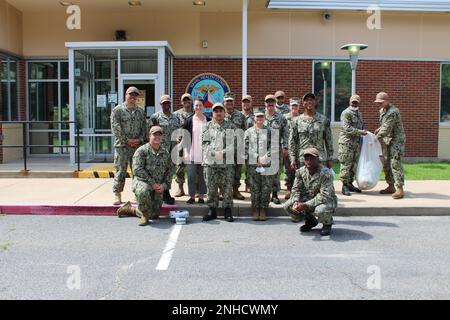 Le capitaine du commandant David Thomas et le personnel de la clinique de santé navale de Patuxent River complètent le tour mensuel de la FOD (débris d'objets étrangers) jeudi, 28 juillet 2022, dirigé par les compagnons de bateaux du commandement. Alors qu'une « marche libre » traditionnelle se déroule sur une plate-forme de vol ou une piste d'atterrissage pour éliminer les débris et éviter un accident de vol, la marche libre s'effectue à la portée cible de la clinique pour que la zone soit belle pour les patients et le personnel. C'est également une bonne pratique pour quand les marins du commandement se déploient. Banque D'Images