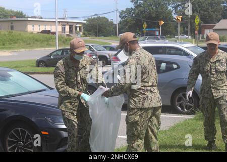 Le capitaine du commandant David Thomas et le personnel de la clinique de santé navale de Patuxent River complètent le tour mensuel de la FOD (débris d'objets étrangers) jeudi, 28 juillet 2022, dirigé par les compagnons de bateaux du commandement. Alors qu'une « marche libre » traditionnelle se déroule sur une plate-forme de vol ou une piste d'atterrissage pour éliminer les débris et éviter un accident de vol, la marche libre s'effectue à la portée cible de la clinique pour que la zone soit belle pour les patients et le personnel. C'est également une bonne pratique pour quand les marins du commandement se déploient. Banque D'Images