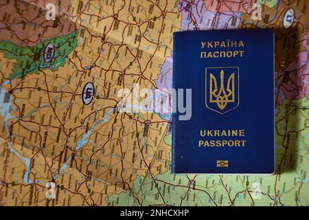 Passeport de l'Ukraine sur la carte de l'Europe sur la table Banque D'Images