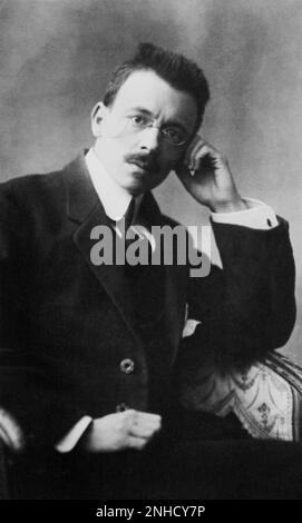 1910 CA, ITALIE : le célèbre compositeur italien ILDEBRANDO PIZZETTI ( 1880 - 1968 ) - MUSICA - COMPOSITORE - CLASSICA - CLASSIQUE - portrait - ritrato - bachili - moustache - cravatta - cravate - occhiali - lunettes - pince-nez - pincenez - collier - colletto --- Archivio GBB Banque D'Images