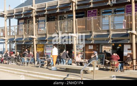 Les personnes qui mangent à l'extérieur des cafés au Waterside à Seaham Harbour, Co Durham, Angleterre, Royaume-Uni Banque D'Images