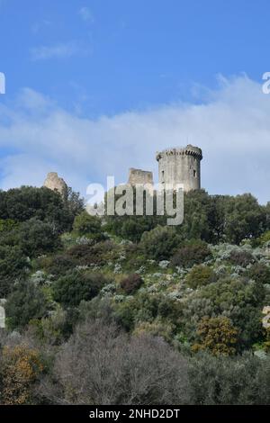 Une ancienne tour dans le parc archéologique de Velia, une ville grecque-romaine dans les provinces de Salerne, l'État de Campanie, Italie. Banque D'Images