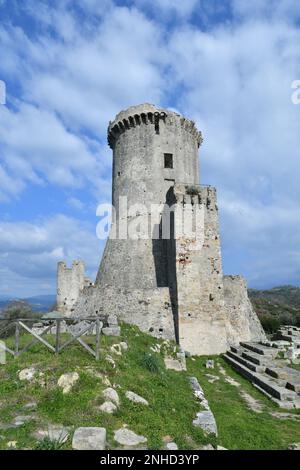 Une ancienne tour dans le parc archéologique de Velia, une ville grecque-romaine dans les provinces de Salerne, l'État de Campanie, Italie. Banque D'Images