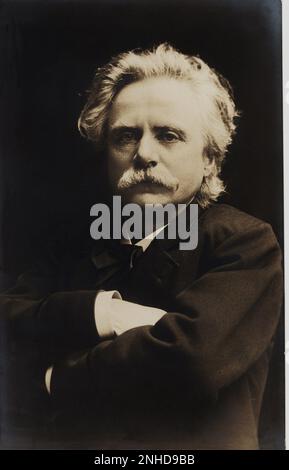 Le célèbre compositeur de musique norvegienne Edvard Hagerup GRIEG ( Bergen 1843 - 1907 ) - Classique - Musica classica - compositore - bachigi - moustache - homme âgé - uomo anziano vecchio - capelli bianchi - cheveux blancs - Cravatta -tie - papillon - collier - colletto - portrait - ritratto - braccia consserte - musicista ---- Archivio GBB Banque D'Images