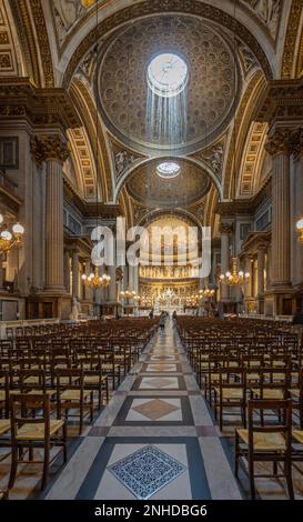 Paris, France - 02 21 2023: Vue à l'intérieur de l'église de la Madeleine Banque D'Images