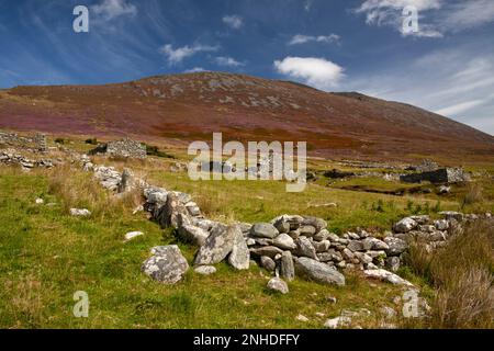 Village déserté et vallée de montagne sous la montagne Slievemore sur l'île d'Achill sur la voie de l'Atlantique sauvage dans le comté de Mayo en Irlande Banque D'Images