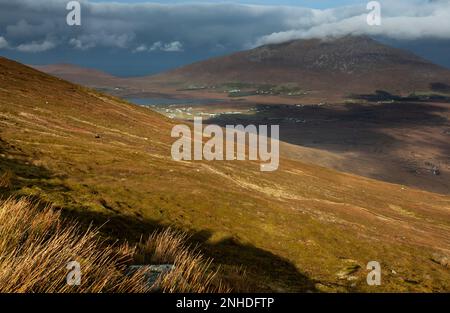 Vue sur la vallée sur l'île d'Achill sur la voie de l'Atlantique sauvage dans le comté de Mayo en Irlande Banque D'Images