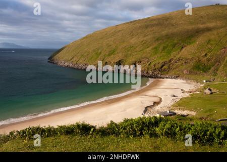 Keem Beach et Moyteogue se dirigent sur l'île d'Achill sur la voie de l'Atlantique sauvage dans le comté de Mayo en Irlande Banque D'Images