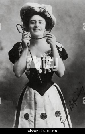 1890 c : la célèbre chanteuse italienne Opera soprano GEMMA BELLINCIONI ( Monza 1864 - Roccabelvedere 1950 ) dans le rôle de I PAGLIACCI par MASCAGNI , maîtresse et amante du poète Gabriele d'ANNUNZIO , Réalisateur et réalisateur de cinéma avec la société italienne Silent Movie Bianca Gemma film - Smile - sorriso - costume de fantaisie - repista cinéma muto - Theatre - Teatro - théâtre - scollatura - decollletà---- - Cou - chapeau - cappello - soprano - DANUNZIO - d'ANNUNZIO - signature - firma - autografo - autographe --- Archivio GBB Banque D'Images