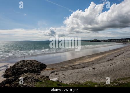 Criccieth Beach, près de Porthmadog, pays de Galles, Royaume-Uni. Le château peut être vu ici de l'extrémité inférieure de la plage près de Black Rock Sands. Banque D'Images