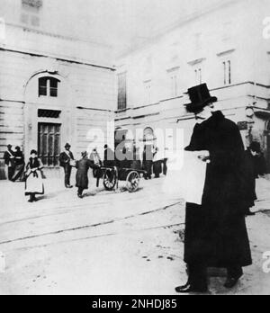 1900 environ , Milan , Italie : Le célèbre compositeur ITALIEN GIUSEPPE VERDI ( 1813 - 1901 ) a lu un journal sur la Piazza della Scala , devant la SCALA - TEATRO - OPERA LIRICA - MUSICA CLASSICA - CLASSIQUE - MUSIQUE - ARCHITETURA - ARCHITECTURE - THEATRE - COMPOSIORE --- Archivio GBB Banque D'Images