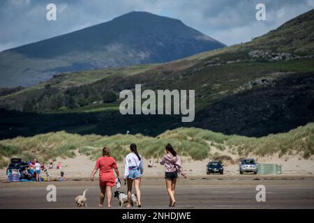 Les amateurs de plage traversent Black Rock Sands près de Porthmadog, pays de Galles, Royaume-Uni Banque D'Images