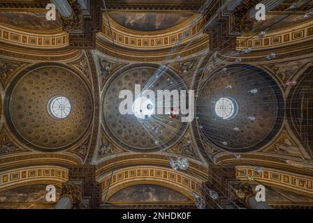 Paris, France - 02 21 2023: Vue à l'intérieur de l'église de la Madeleine Banque D'Images