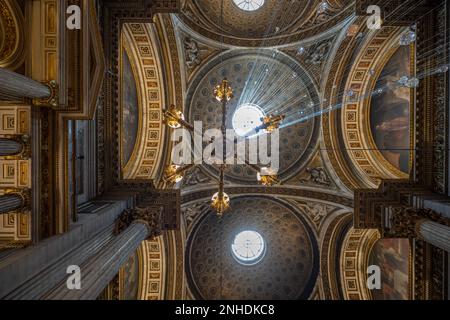 Paris, France - 02 21 2023: Vue à l'intérieur de l'église de la Madeleine Banque D'Images