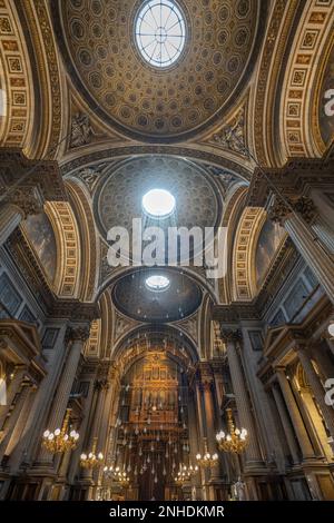 Paris, France - 02 21 2023: Vue à l'intérieur de l'église de la Madeleine Banque D'Images