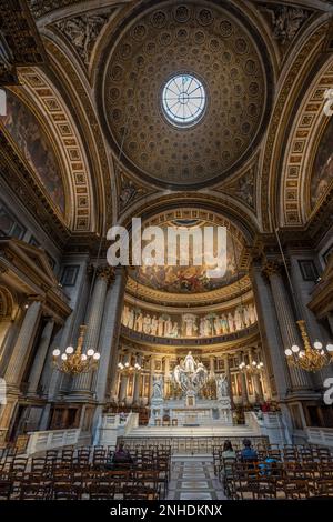 Paris, France - 02 21 2023: Vue à l'intérieur de l'église de la Madeleine Banque D'Images