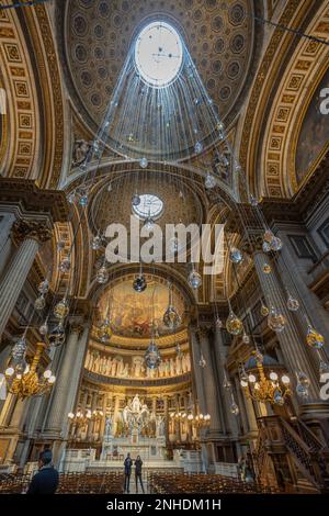 Paris, France - 02 21 2023: Vue à l'intérieur de l'église de la Madeleine Banque D'Images